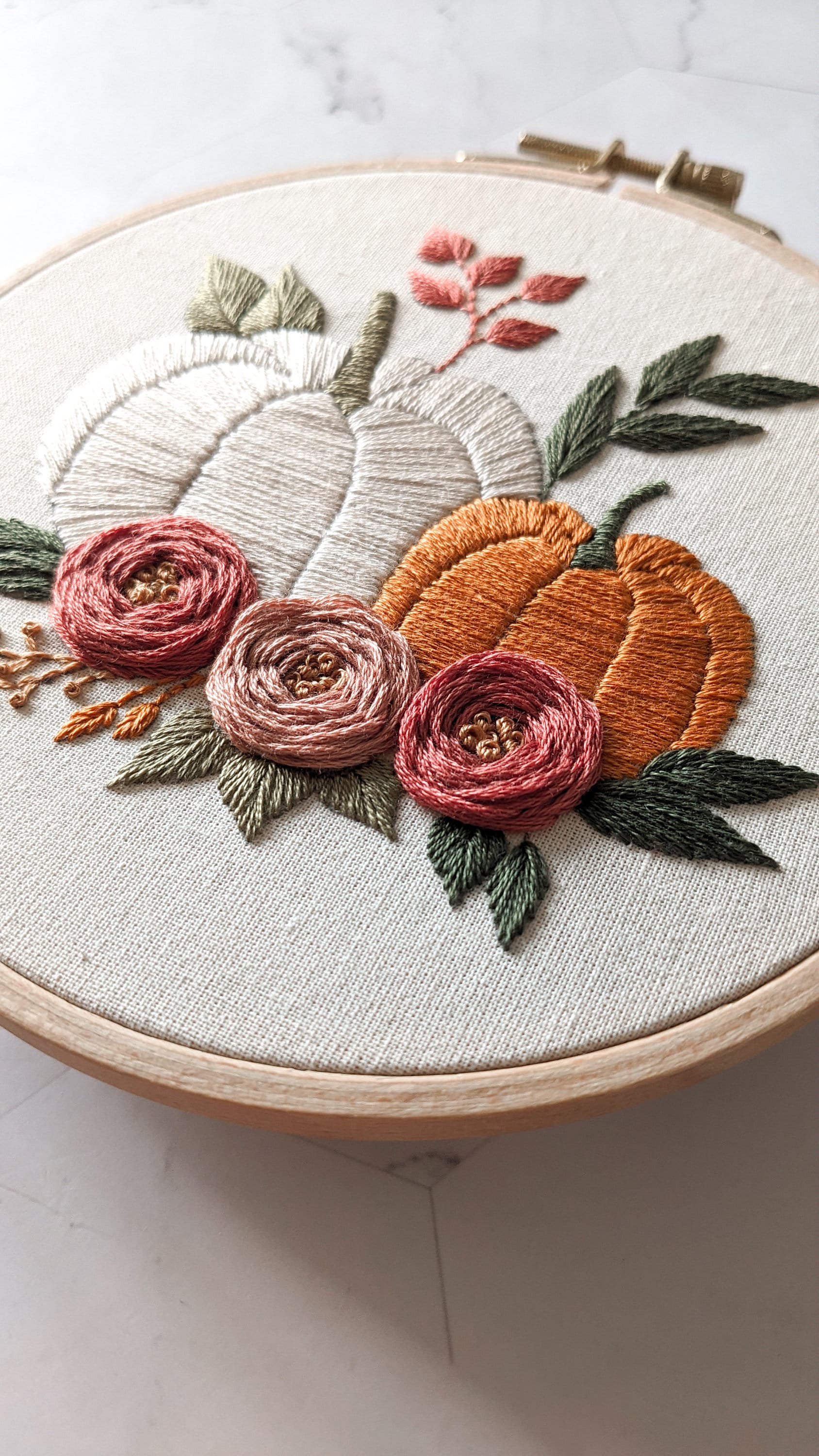 Kit de broderie, citrouille d'automne, fleurs automnales, tutoriel vidéo