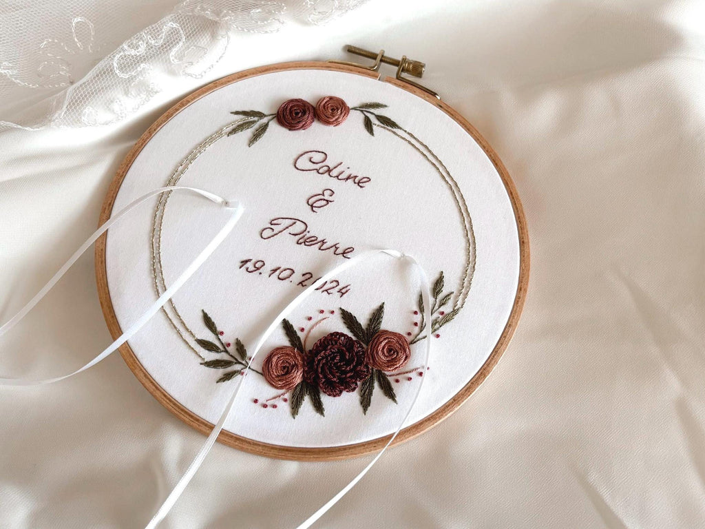 Porte alliances brodé personnalisé pour un mariage, prénoms brodés, fleurs brodées, cadre en or ou argent, plusieurs couleurs