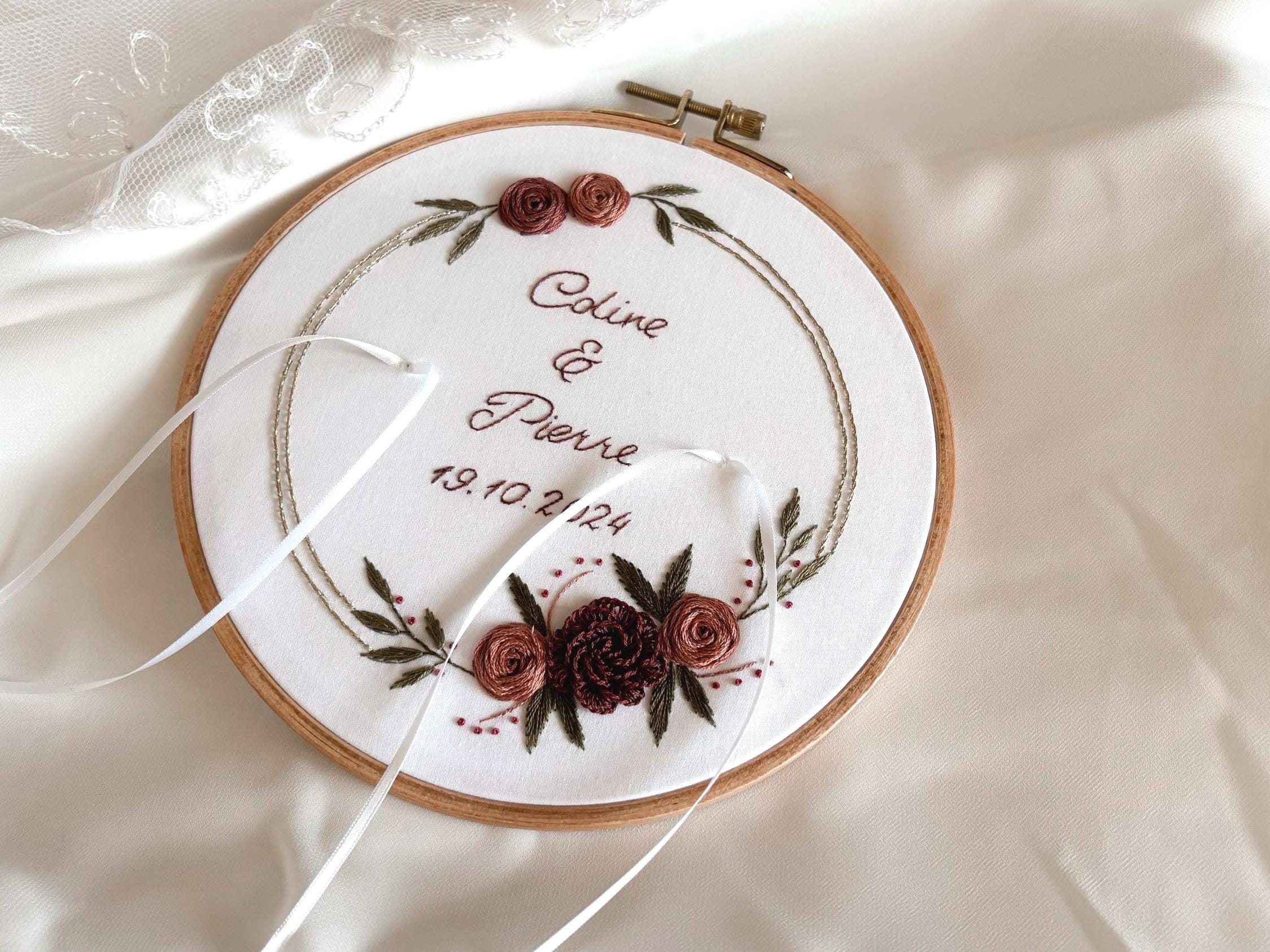 Porte alliances brodé personnalisé pour un mariage, prénoms brodés, fleurs brodées, cadre en or ou argent, plusieurs couleurs