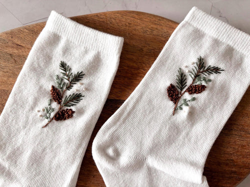 Chaussettes en coton brodées à la main, motif pommes de pin, sapin