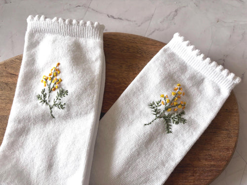 Chaussettes en coton brodées à la main Mimosa