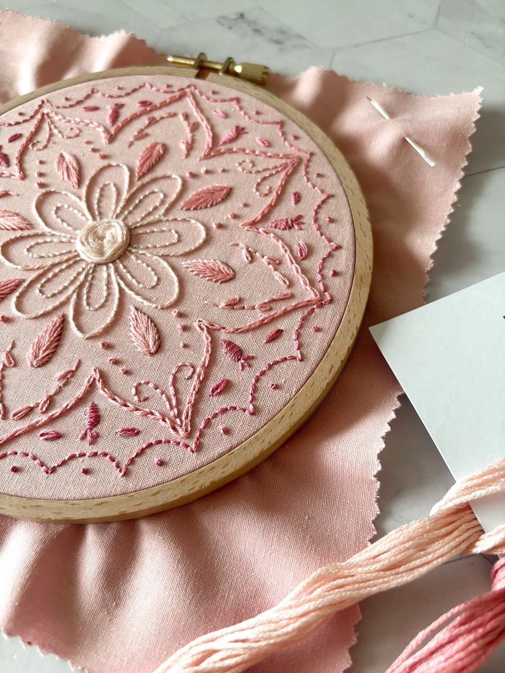 Kit de broderie pour débutants avec tambour en bois, tissu avec motif mandala transféré, fils de broderie, aiguille, guide des points et tutoriel vidéo inclus.