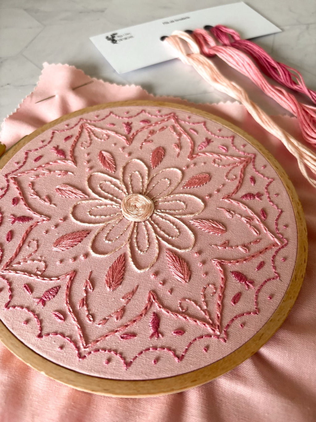 Kit de broderie mandala rose terminé, broderie moderne pour débutants réalisée avec trois nuances de rose sur tissu rose, projet de broderie relaxant et décoratif.