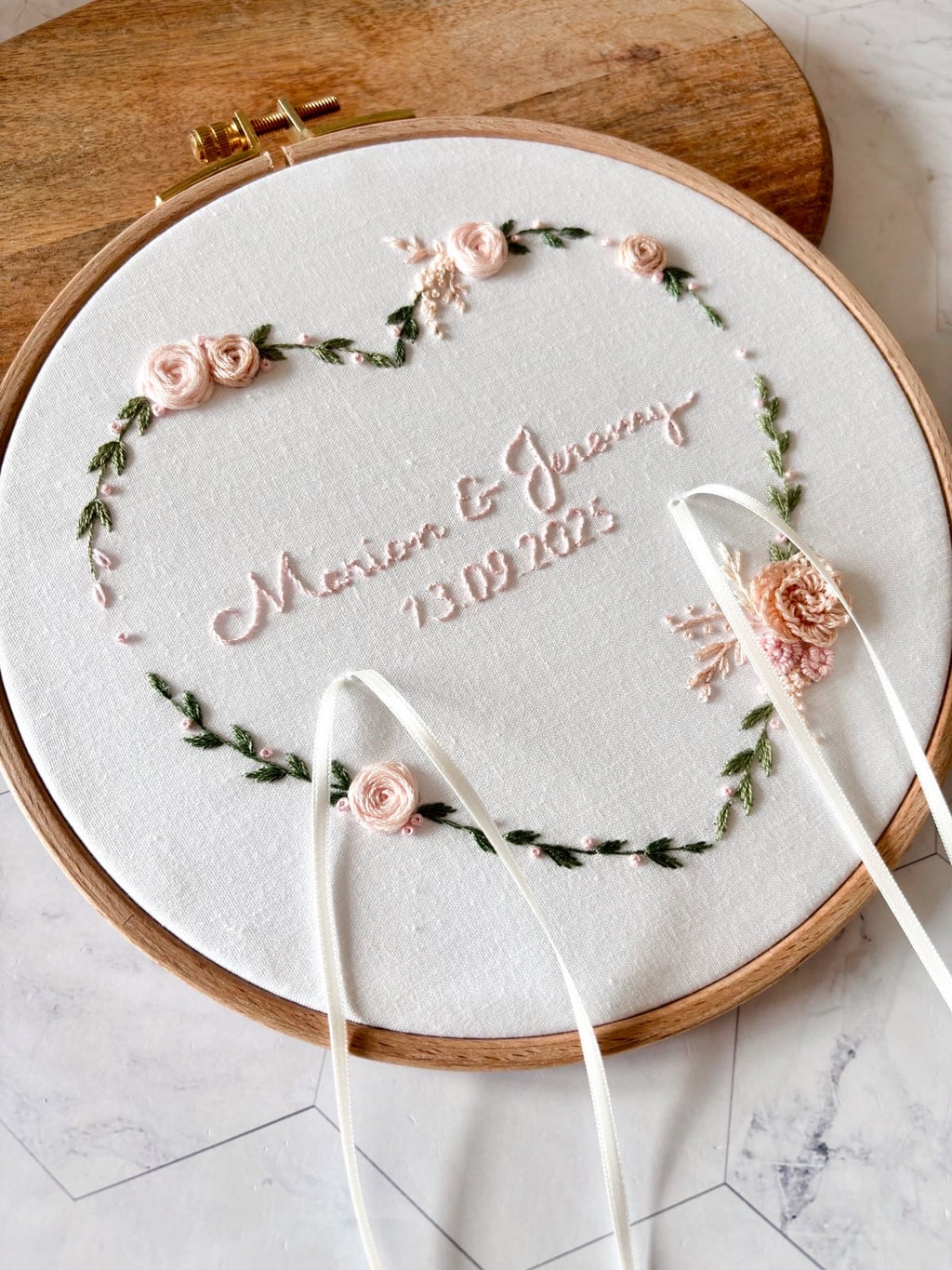 Porte-alliance personnalisé - coussin d'alliance mariage florale, mariage champêtre, rustique, romantique - support bagues - prénoms brodés