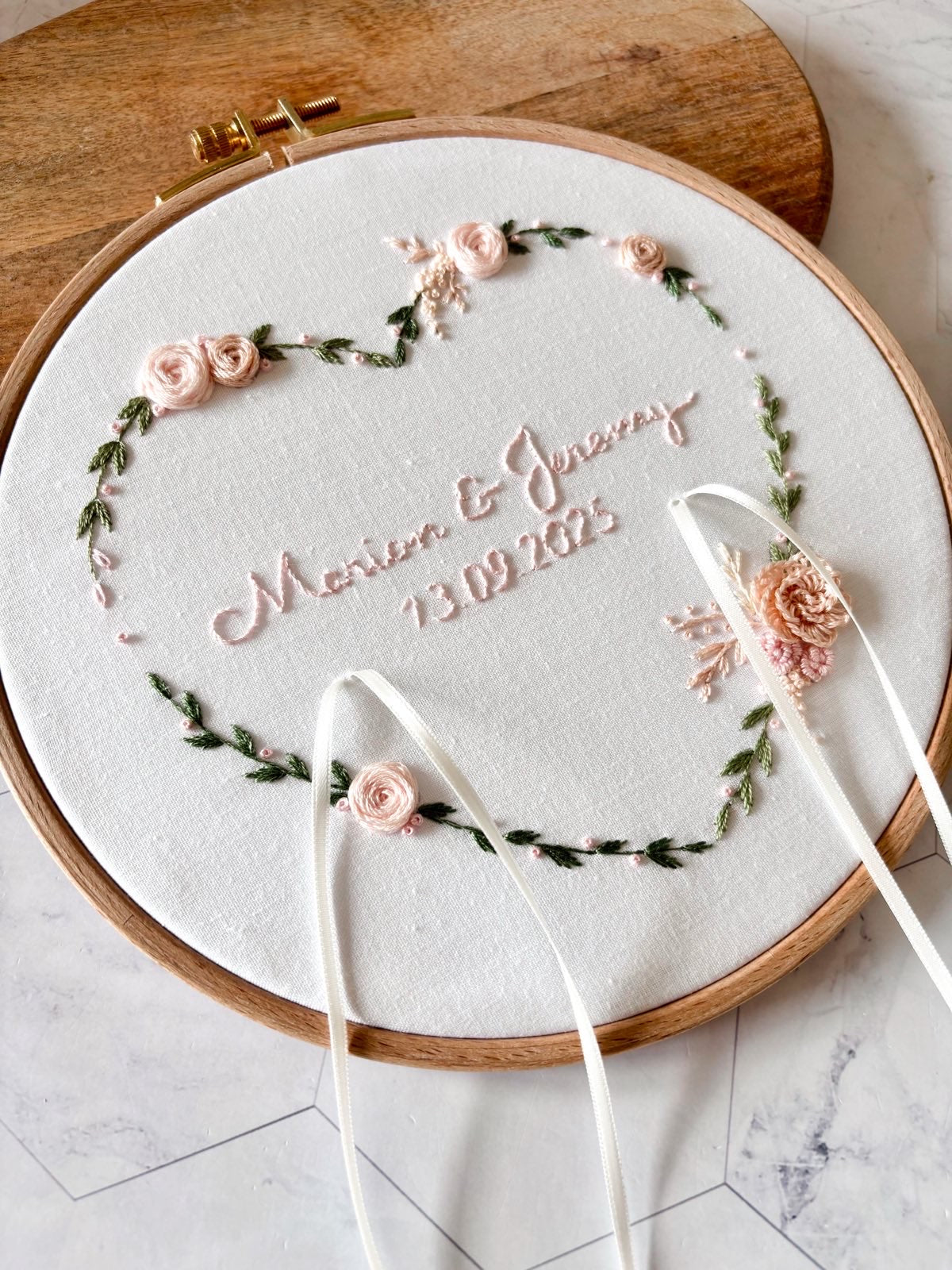 Porte-alliance personnalisé - coussin d'alliance mariage florale, mariage champêtre, rustique, romantique - support bagues - prénoms brodés
