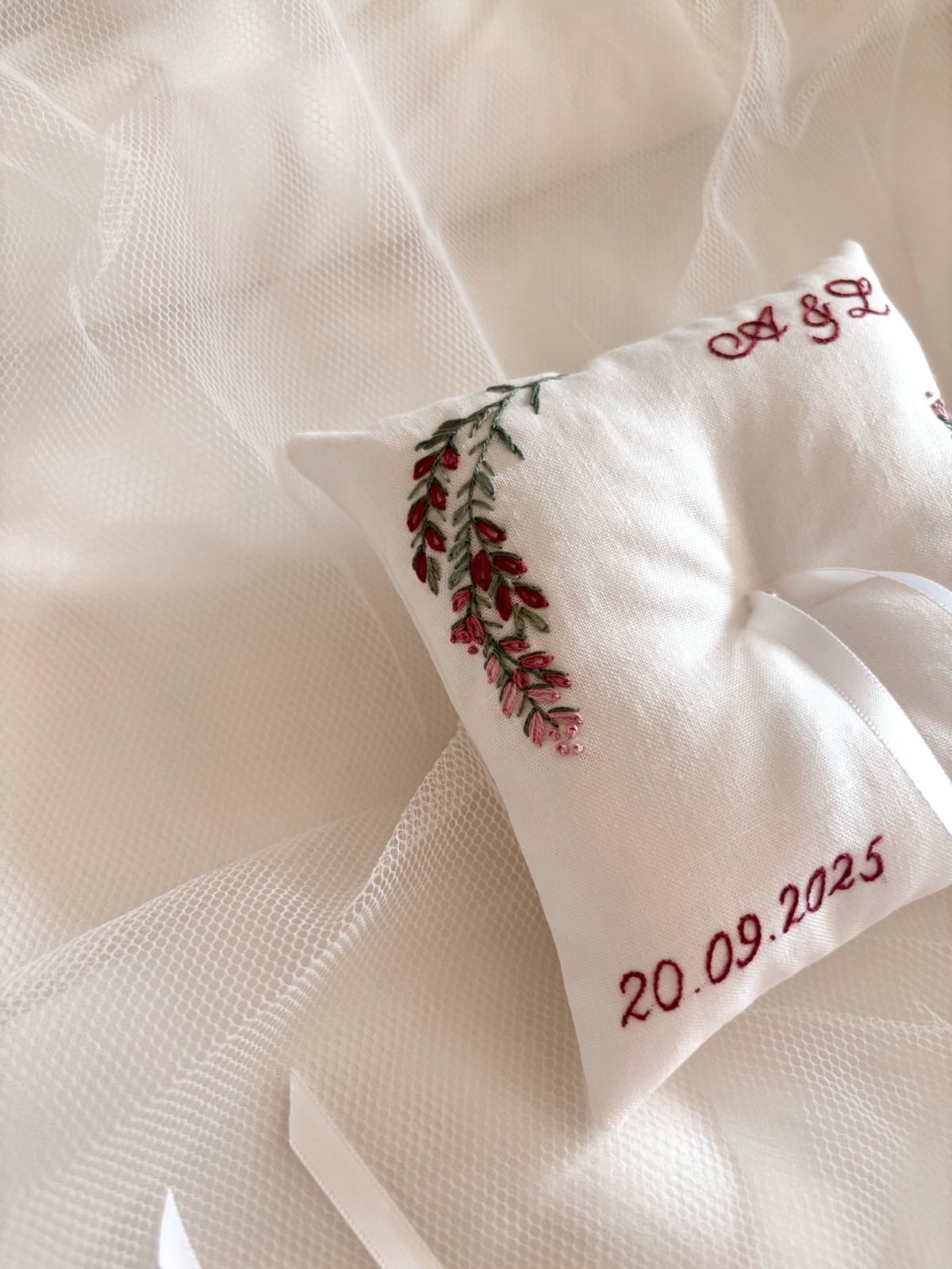 Fleurs brodees, initiales de couple, date de mariage 